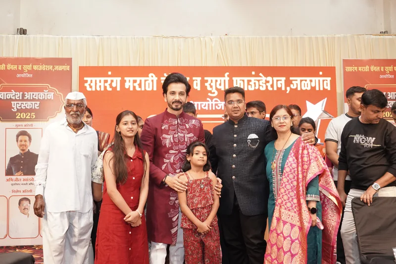 Nikhil Gadkarr receiving the Khandesh Icon Award 2025 in Jalgaon